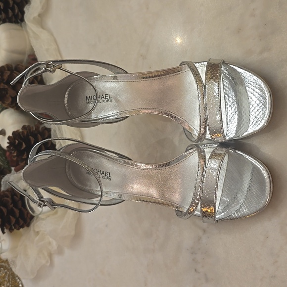 NWOT MICHAEL Michael Kors Kimberly Snake Embossed Leather Sandal in Size 7.5 - Picture 5 of 10